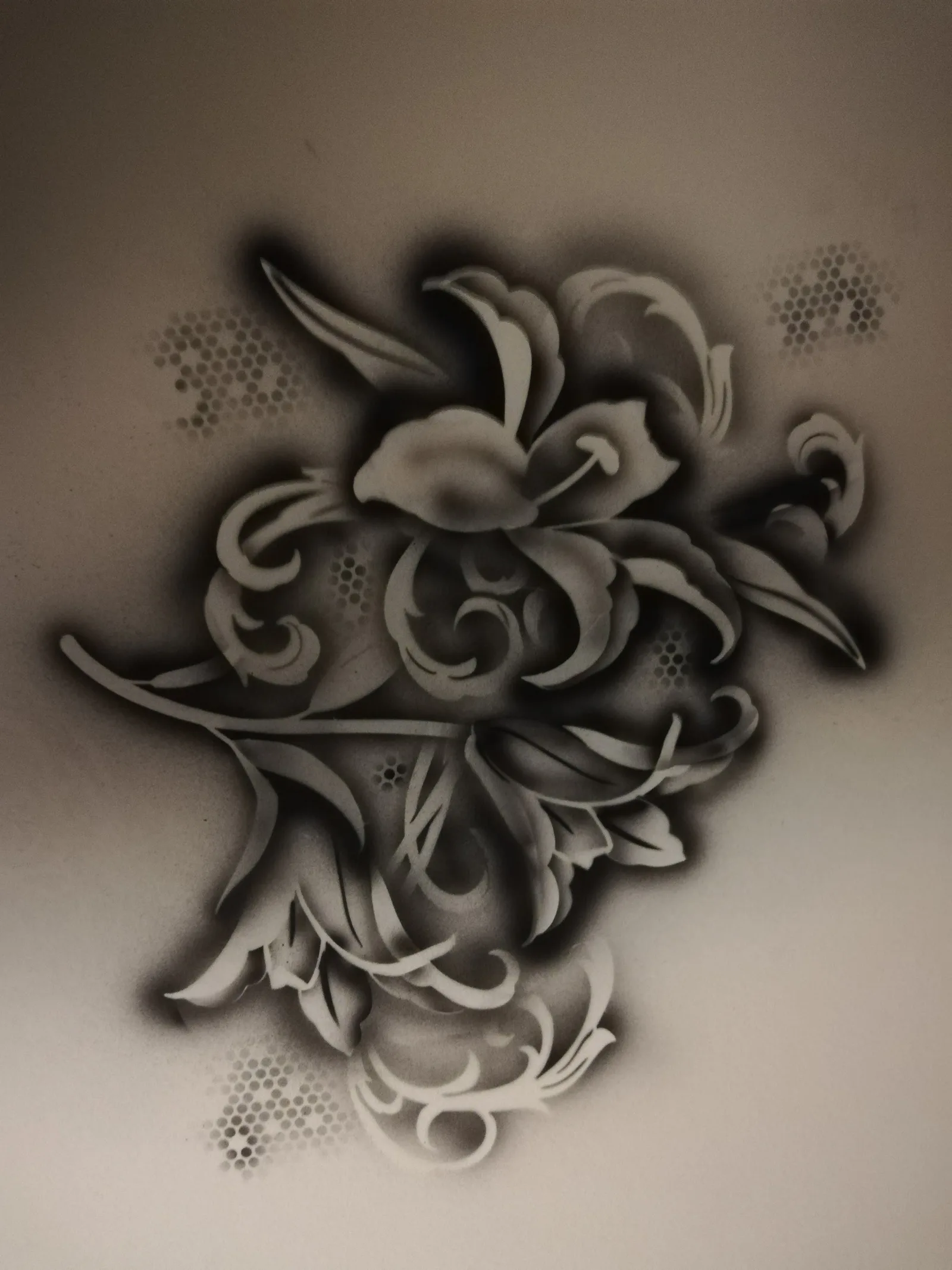 Airbrush-Arbeit in Schwarz und Grau: eine Lilie, eine Rose, Ranken und feine Punktraster.